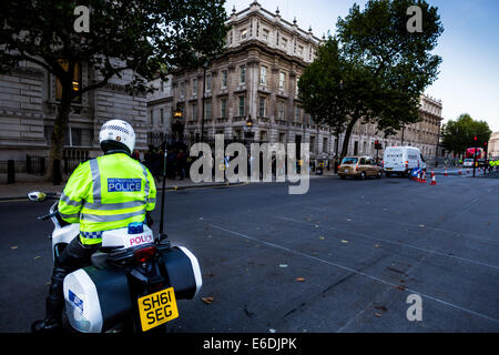 Motocycliste de la police de la Police métropolitaine de Londres est prêt à Whitehall, à la jonction avec Downing Street Banque D'Images