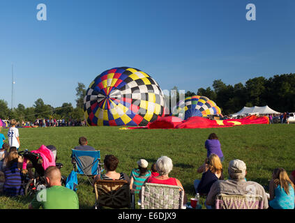 METAMORA, MICHIGAN - 24 août 2013 : lancement du ballon à air chaud à l'Assemblée Metamora Pays Jours et Hot Air Balloon Festival. Banque D'Images