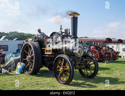 Le moteur de traction à vapeur montée Burrell prêt pour montrer l'affichage à l'afficher pour la masse de vapeur Cambridgeshire Rallye et Country Fair Banque D'Images