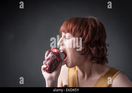 Woman eating a coeur. Basé sur un "sonnet ciascun alma presa" de Dante Alighieri Banque D'Images