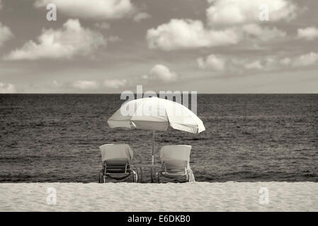 Parasol et chaises. Plage à Quatre Saisons, Lanai, Hawaii. Banque D'Images