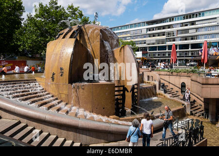 La place à côté de la fontaine dans Charlottenurg Europa Center Berlin Allemagne Banque D'Images