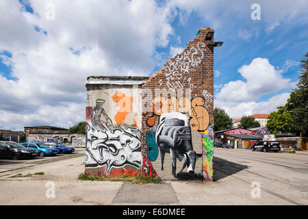 L'art de rue entre les bâtiments abandonnés en milieu urbain culture bohème Spree district sur 'Clubbing Mile ' sur Revaler Street à Friedri Banque D'Images