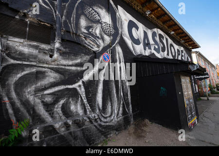 Cassiopeia de nuit dans le quartier urbain culture bohème Spree sur 'Clubbing Mile ' sur Revaler Street à Friedrichshain à Berlin Banque D'Images