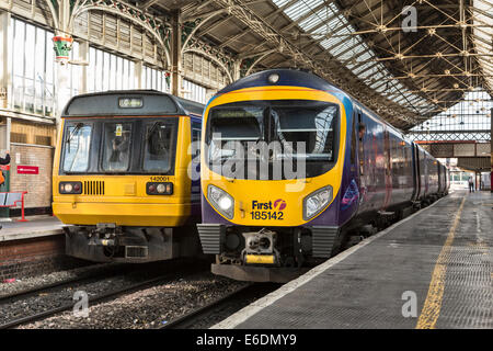 Unités multiples diesel 185 Classe de première classe et groupe 142 de Northern Rail debout côte à côte à la gare de Preston Banque D'Images