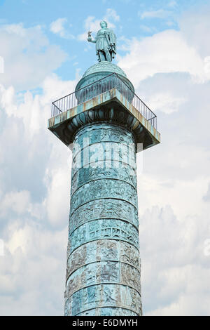 La colonne de la Place Vendôme à Paris avec ciel bleu, France Banque D'Images