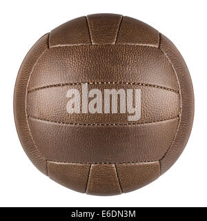 Ballon de football traditionnel en cuir brun sur fond blanc Banque D'Images