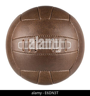 Ballon de football traditionnel en cuir brun sur fond blanc Banque D'Images