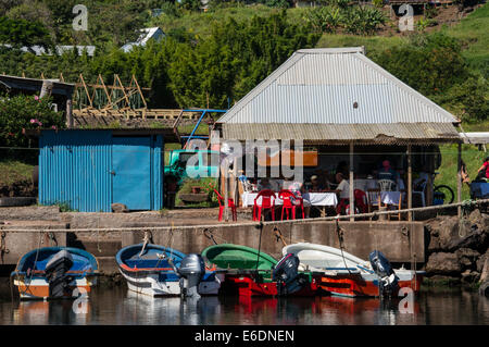 L'île de Pâques Rapa Nui le port des bateaux de pêche Banque D'Images