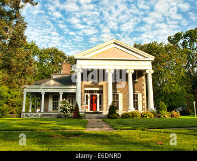 Manoir belle maison avec colonnes sur journée d'été Banque D'Images