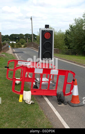 Feux de circulation temporaire sur le rouge, l'Oxfordshire, UK Banque D'Images