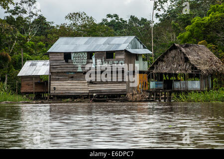 L'Amazone péruvien des cabanes indigènes Banque D'Images