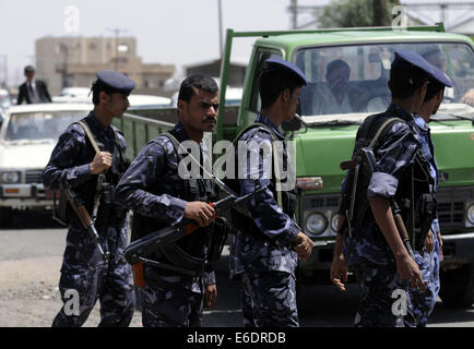 Sanaa, Yémen. 21e Août, 2014. Des soldats yéménites guard un point de contrôle et vérifier les voitures à une entrée à Sanaa, Yémen, le 21 août 2014. L'armée yéménite le jeudi les soldats déployés à toutes les entrées de la capitale, Sanaa pour maintenir la sécurité alors que des milliers de combattants Houthi chiites se rassemblent autour de Sanaa pour réclamer la démission du gouvernement. © Mohammed Mohammed/Xinhua/Alamy Live News Banque D'Images