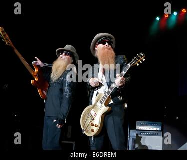 Englewood, Colorado, USA. 20e Août, 2014. DUSTY HILL, à gauche, et Billy Gibbons, droit de ZZ Top effectuer lors d'un concert à Fiddlers Green Amphitheatre mercredi soir. © Hector Acevedo/ZUMA/Alamy Fil Live News Banque D'Images