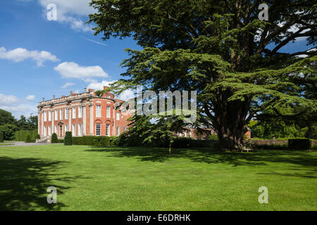 Cottesbrooke Hall à côté d'un grand cèdre du Liban planté quand la maison a été construite en 1702, le Northamptonshire, Angleterre Banque D'Images