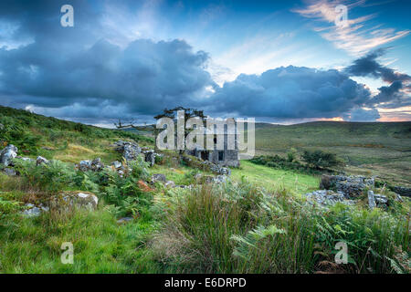 Gîte rural à l'abandon sous un ciel dramatique sur Bodmin Moor en Cornouailles Banque D'Images