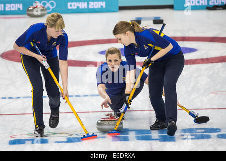 Christina Bertrup (C) joue une pierre avec Maria Prytz (L) et Maria Wennerstroem balayant de l'équipe de Suède au cours de Women's curlin Banque D'Images