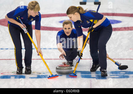 Christina Bertrup (C) joue une pierre avec Maria Prytz (L) et Maria Wennerstroem balayant de l'équipe de Suède au cours de Women's curlin Banque D'Images