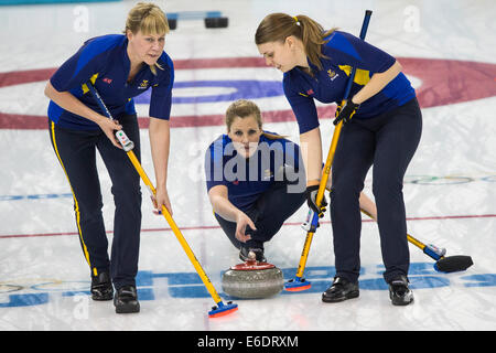 Christina Bertrup (C) joue une pierre avec Maria Prytz (L) et Maria Wennerstroem balayant de l'équipe de Suède au cours de Women's curlin Banque D'Images