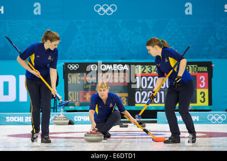 Maria Prytz joue une pierre avec Maria Wennerstroem (R) et Christina Bertrup balayant de la Suède au cours de l'équipe de curling comp Banque D'Images