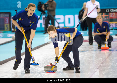 Maria Prytz joue une pierre avec Maria Wennerstroem (R) et Christina Bertrup balayant de la Suède au cours de l'équipe de curling comp Banque D'Images