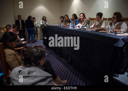 La ville de Mexico, Mexique. 21e Août, 2014. La Première Dame du Honduras, Ana Garcia de Hernandez assiste à une conférence de presse sur les activités à l'appui des migrants en provenance du Honduras, dans la ville de Mexico, capitale du Mexique, le 21 août 2014. Ana Garcia de Hernandez se réunira avec des représentants de l'Institut national des migrations et de l'Alliance pour la migration en Amérique centrale et au Mexique pour des programmes d'aide aux migrants, selon la presse locale. © Alejandro Ayala/Xinhua/Alamy Live News Banque D'Images