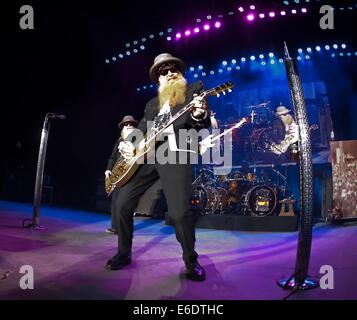 Englewood, Colorado, USA. 20e Août, 2014. BILLY GIBBONS, centre, de ZZ Top, joue un solo lors d'un concert à Fiddlers Green Amphitheatre mercredi soir. © Hector Acevedo/ZUMA/Alamy Fil Live News Banque D'Images