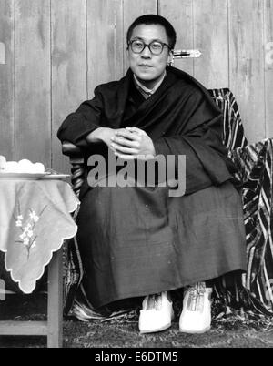 Jan 4, 1955 - Gangtok, Sikkim - Le 14e Dalaï Lama, Lhamo Dondrub, est l'actuel Dalaï-lama, ainsi que l'espérance de vie la plus longue au titulaire. Dalaï-Lamas sont le chef religieux de l'école Guéloug, la plus récente des écoles du bouddhisme tibétain. Naissance : 6 juillet 1935 (Age 79), dans la région de Taktser, la Chine a obtenu le Prix Nobel de la paix, diplôme honorifique, prix Templeton, médaille d'or du Congrès, la vie Achievement Award et bien d'autres. Photo : DATE EXACTE INCONNUE : un soin à la Dalaï-lama s'est récemment rendue à Gangtok, Sikkim, avec une lueur dans ses yeux, et a pris le thé dans les jardins de la politique des Indiens Banque D'Images