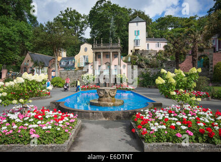 Vue panoramique sur les jardins et la fontaine à Portmeirion dans le Nord du Pays de Galles Banque D'Images