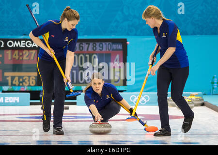 Maria joue un Wennerstroem avec Pierre Maria Prytz (R) et Christina Bertrup (L) une équipe de Suède au cours de curling Banque D'Images