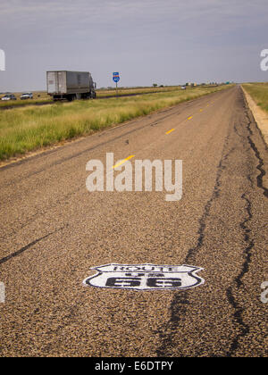 Le long de la Route 66, c'est I-40 révélant ce que c'était une route étroite mais nouvelle interstate suit le même parcours reliant l'Est Banque D'Images