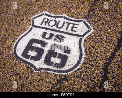Le long de la Route 66, la route principale par l'automobile de Chicago à Los Angeles. Pour les touristes qu'ils l'autoroute au pochoir sur le marqueur panoplie Banque D'Images