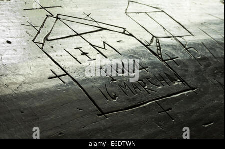 17e siècle l'écriture graffiti daté de mars 1664, sculptée dans une des stalles du choeur de l'église St Pierre, Brooke, Rutland, Angleterre Banque D'Images