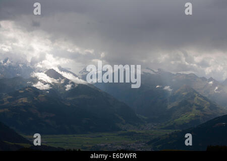 La tempête Hoher Tenn et grosses Weisbachhorn et le Kitzsteinhorn au-dessus du Zeller See Zell am See Salzbourg Autriche Banque D'Images