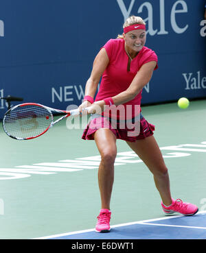 New Haven, CT, USA. 21 août, 2014. Petra Kvitova (CZE) renvoie une tourné contre Barbora Zahlavova Strycova (CZE) au cours de la première série de leur match à l'Open de tennis du Connecticut. Kvitova remporte le match 6-4, 6-1 à l'avance pour les demi-finales. 21 août, 2014. Credit : Enigma/Alamy Live News Banque D'Images