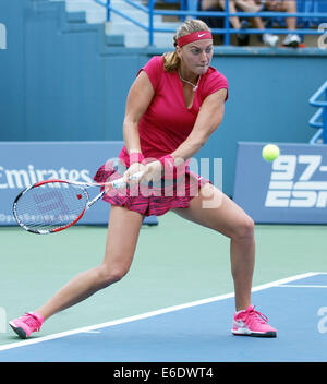 New Haven, CT, USA. 21 août, 2014. Petra Kvitova (CZE) renvoie une tourné contre Barbora Zahlavova Strycova (CZE) au cours de la première série de leur match à l'Open de tennis du Connecticut. Kvitova remporte le match 6-4, 6-1 à l'avance pour les demi-finales. 21 août, 2014. Credit : Enigma/Alamy Live News Banque D'Images