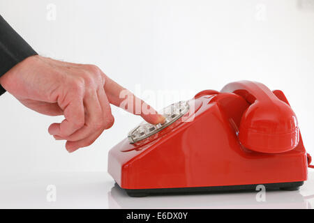 Téléphone rétro rouge, l'homme de composer. Banque D'Images