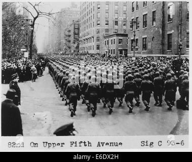 WWII Soldiers marching in la revue de la Victoire, Cinquième Avenue, New York City, USA, 1946 Banque D'Images