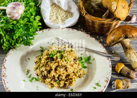 L'Italien risotto aux champignons disposées sur une table en bois Banque D'Images