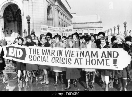 Foule de femmes y compris Jeannette Rankin (centre avec des lunettes), première femme élue au Congrès, pour protester contre la guerre du Vietnam Banque D'Images