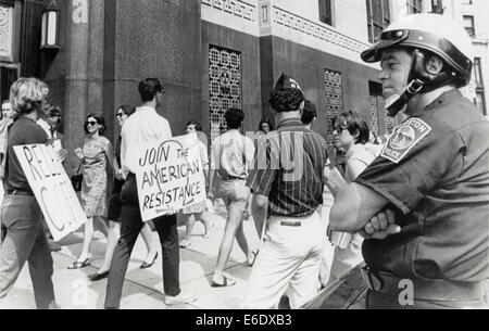 Le piquetage des manifestants Anti-ébauche l'extérieur du bâtiment de la Cour fédérale, Boston, Massachusetts, USA, 1968 Banque D'Images