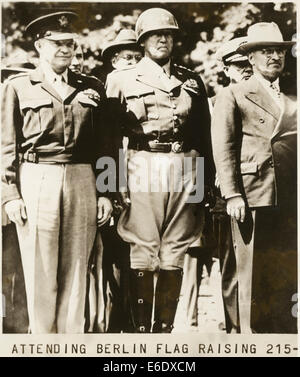 Le général Dwight Eisenhower, le général George Patton et le président américain Harry S. Truman pour assister à la cérémonie de lever du drapeau de la Libération, Banque D'Images