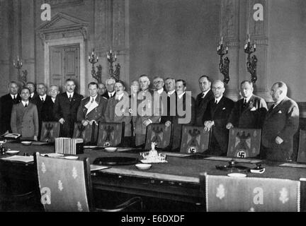 Adolf Hitler en uniforme avec le Cabinet du Reich annonçant la Loi sur la conscription, Berlin, Allemagne, 1935 Banque D'Images