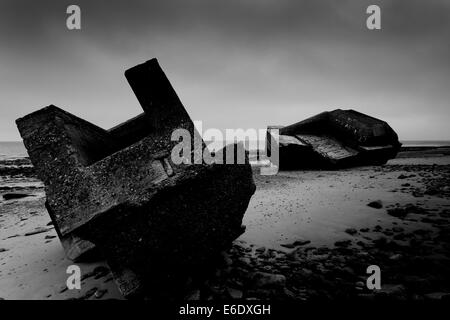 Smashed bunkers allemands sur la côte de la normandie sur France Banque D'Images