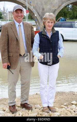 UK. 21e Août, 2014. Course Designer le capitaine Mark Phillips et Elizabeth Directrice de l'événement au cours de la Journée des médias Inman a tenu à venir du 2014 Land Rover Burghley Horse Trials : Jonathan Clarke/Alamy Live News Banque D'Images