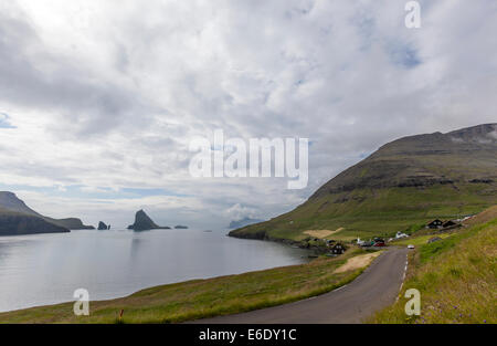 Bour village et le fjord Sørvágsfjørður, une sur le côté ouest de l'île de Vagar et Banque D'Images