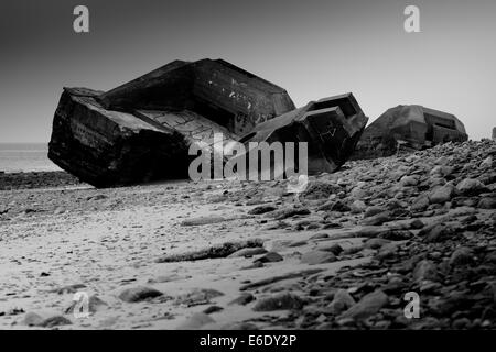 Smashed bunkers allemands sur la côte de la normandie sur France Banque D'Images