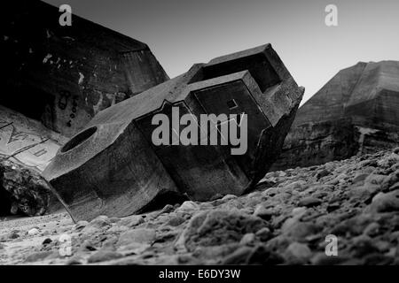 Smashed bunkers allemands sur la côte de la normandie sur France Banque D'Images