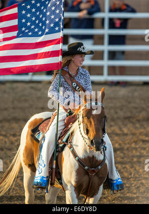 Rodeo Reine exerçant son drapeau américain à cheval pendant l'hymne national, Chaffee County Fair & Rodeo, Colorado, USA Banque D'Images