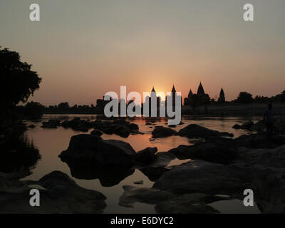 Chhatris sur la rive de la rivière Betwa à Orchha, le Madhya Pradesh, région Bundelkhand, l'Inde, l'Asie dans le coucher du soleil Banque D'Images